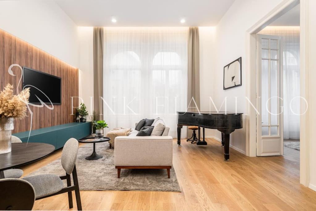 Brand New Modern Flat : Pink Flamingo