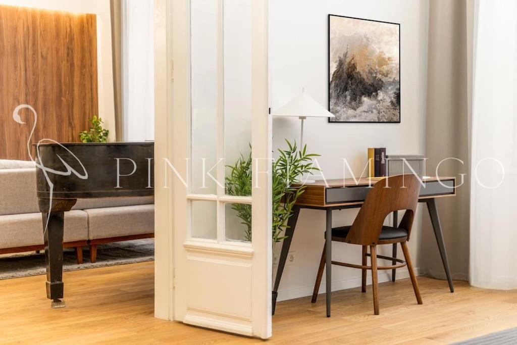 Brand New Modern Flat : Pink Flamingo *