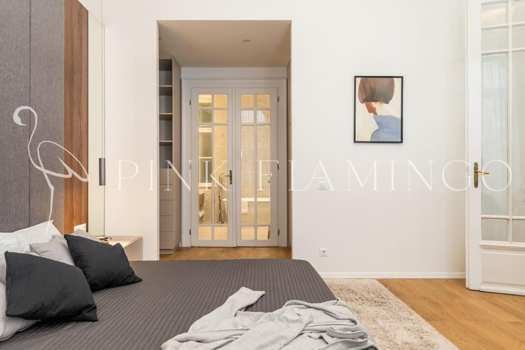 Brand New Modern Flat : Pink Flamingo