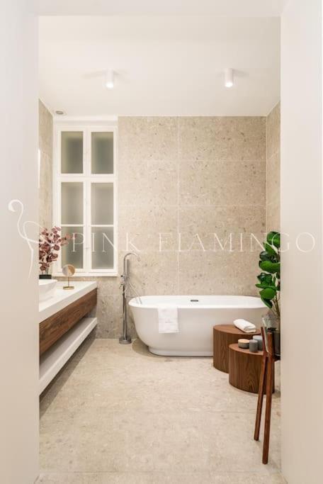 Apartment Brand New Modern Flat : Pink Flamingo *