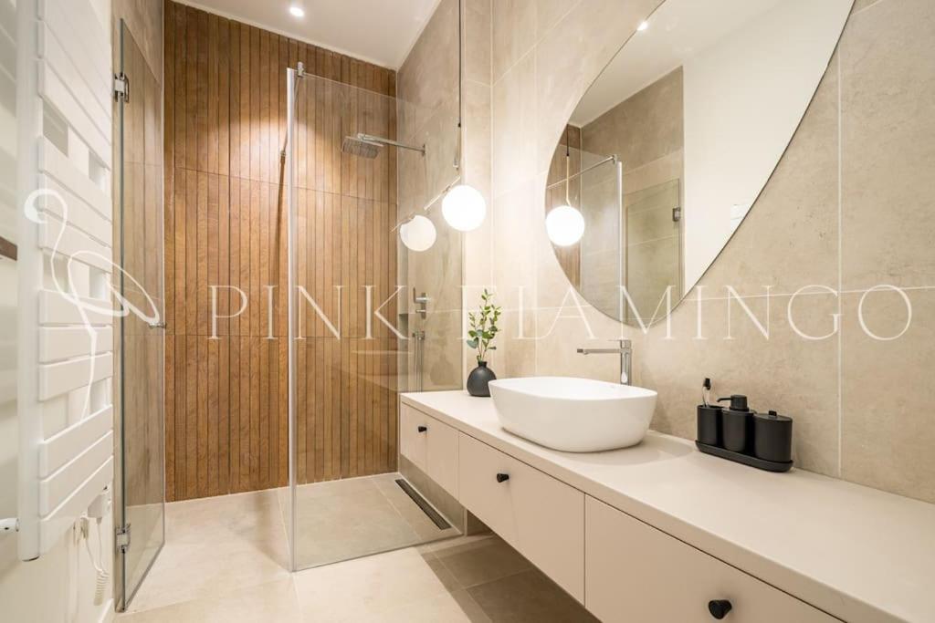 Brand New Modern Flat : Pink Flamingo Apartment *