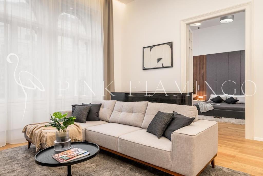 Apartment Brand New Modern Flat : Pink Flamingo